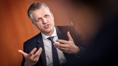 Thorsten Frei (CDU), Chef des Bundeskanzleramts und Bundesminister für besondere Aufgaben, aufgenommen bei einem Interview mit der Deutschen Presse-Agentur in seinem Büro im Kanzleramt.