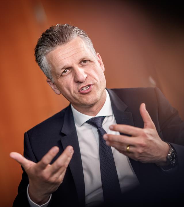 Thorsten Frei (CDU), Chef des Bundeskanzleramts und Bundesminister für besondere Aufgaben, aufgenommen bei einem Interview mit der Deutschen Presse-Agentur in seinem Büro im Kanzleramt.