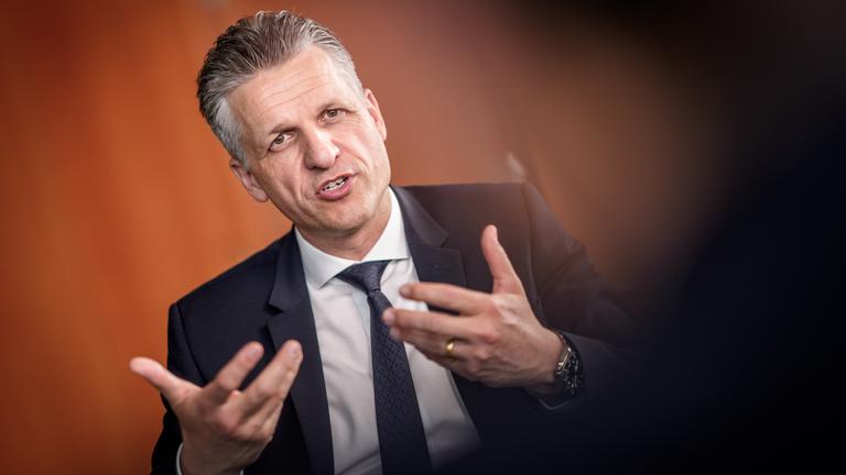 Thorsten Frei (CDU), Chef des Bundeskanzleramts und Bundesminister für besondere Aufgaben, aufgenommen bei einem Interview mit der Deutschen Presse-Agentur in seinem Büro im Kanzleramt.