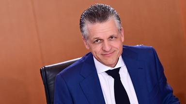 Thorsten Frei (CDU), Chef des Bundeskanzleramts und Bundesminister für besondere Aufgaben, nimmt vor der Sitzung des Bundeskabinetts Platz.
