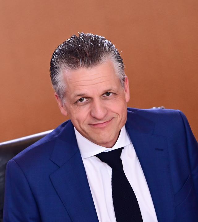 Thorsten Frei (CDU), Chef des Bundeskanzleramts und Bundesminister für besondere Aufgaben, nimmt vor der Sitzung des Bundeskabinetts Platz.