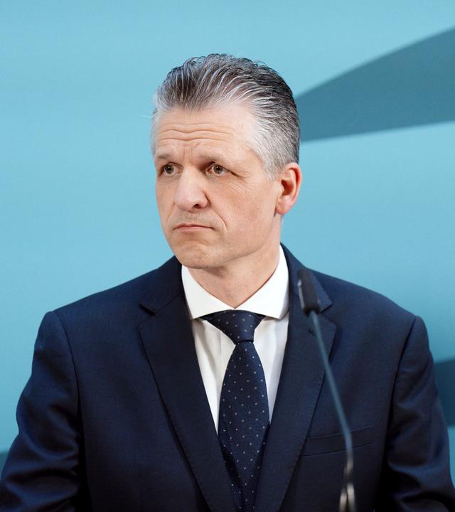 Thorsten Frei beim Pressestatement nach der Sondersitzung der CDU/CSU-Bundestagsfraktion im Jakob-Kaiser-Haus. 