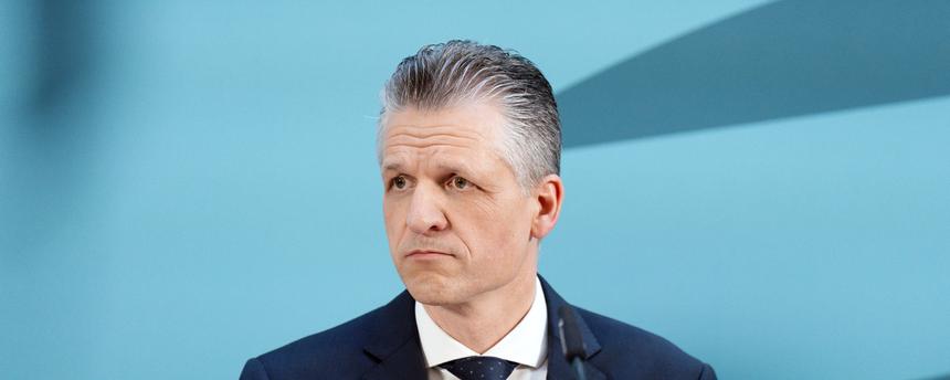 Thorsten Frei beim Pressestatement nach der Sondersitzung der CDU/CSU-Bundestagsfraktion im Jakob-Kaiser-Haus. 