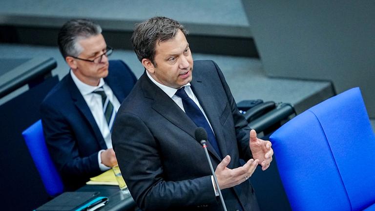 Thorsten Frei und Lars Klingbeil bei der Regierungsbefragung im Plenum des Bundestags am 14.05.2025