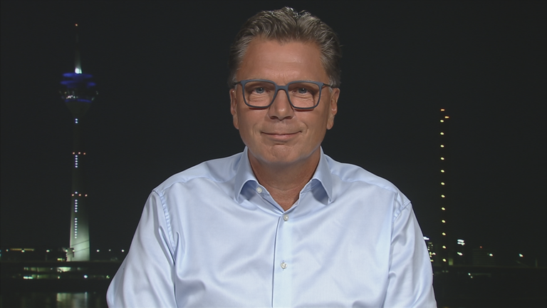 Der deutsche ZDF-Schiedsrichterexperte Thorsten Kinhöfer in der Liveschalte beim aktuellen Sportstudio 