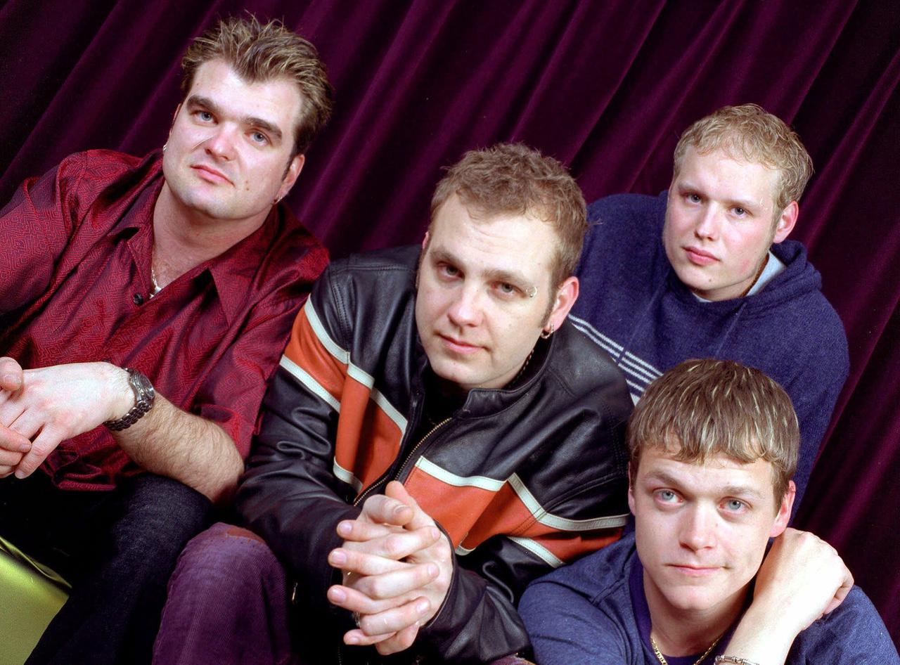 Mitglieder der Rockgruppe Three Doors Down posieren am 7. Februar 2001 in New York.