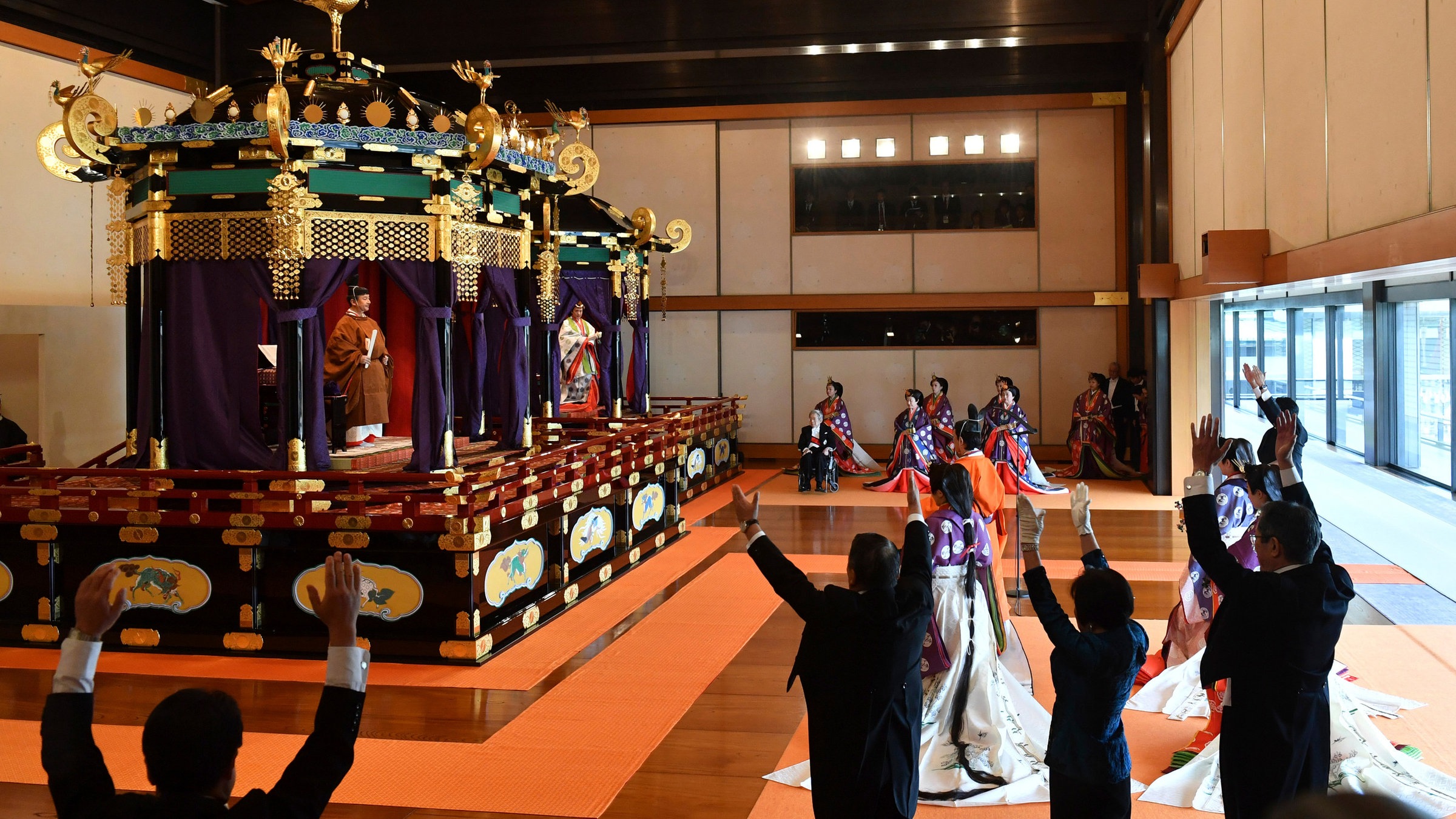 Kaiser und Kaiserin auf dem Thron