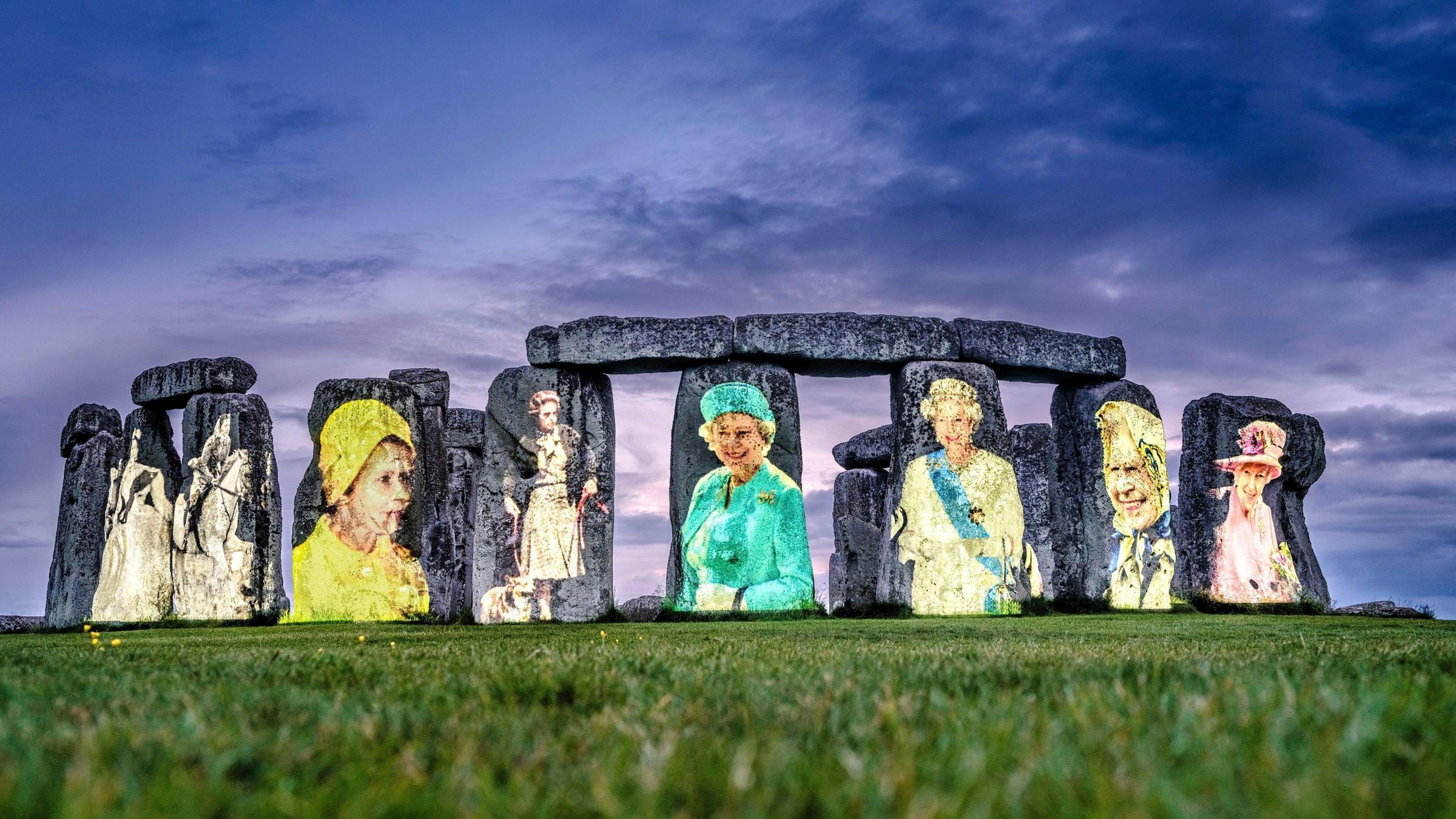 Bilder von Queen Elizabeth II. wurden auf den weltbekannten Steinkreis Stonhenge projiziert.