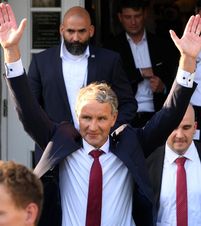 Thüringen, Erfurt: RECROP - Björn Höcke (AfD, M), Partei- und Fraktionsvorsitzender der AfD in Thüringen und Spitzenkandidat, verlässt die Wahlparty der AfD. Am Sonntag fand in Thüringen die Wahlparty statt.