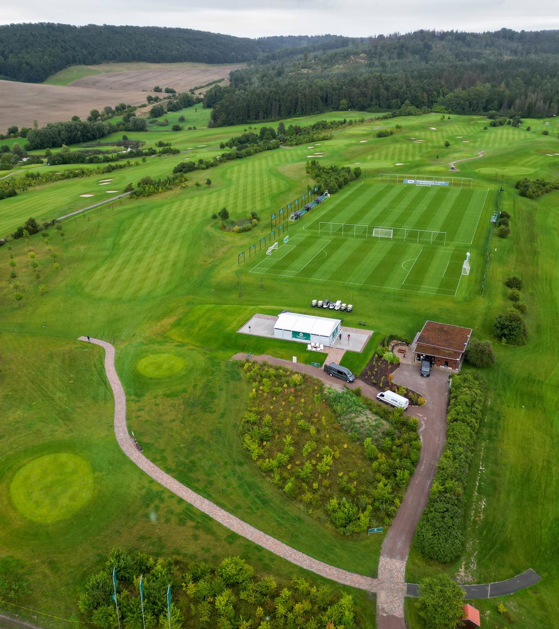 Thüringen, Blankenhain: Fußball: Blick über die Trainingsplätze des Spa und Golf Resorts Weimarer Land.