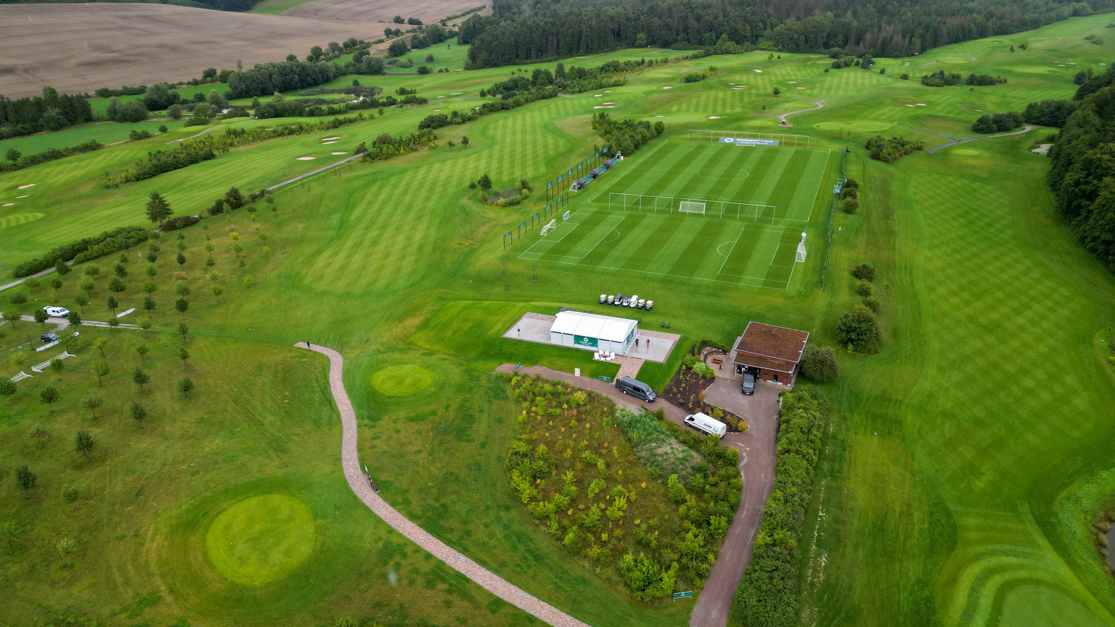 Thüringen, Blankenhain: Fußball: Blick über die Trainingsplätze des Spa und Golf Resorts Weimarer Land.