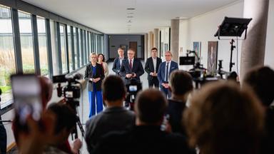 04.09.2026, Thüringen, Erfurt: Ministerpräsident Mario Voigt (M, CDU), Finanzministerin Katja Wolf (l) und Innenminister Georg Maier (r, SPD) geben ein Pressestatement im Thüringer Landtag.