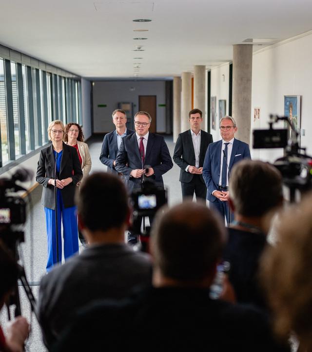04.09.2026, Thüringen, Erfurt: Ministerpräsident Mario Voigt (M, CDU), Finanzministerin Katja Wolf (l) und Innenminister Georg Maier (r, SPD) geben ein Pressestatement im Thüringer Landtag.