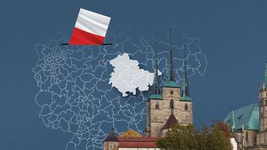 Foto von der Kathedrale in Erfurt, davor eine Wahlkreis-Karte von Thüringen und die Flagge