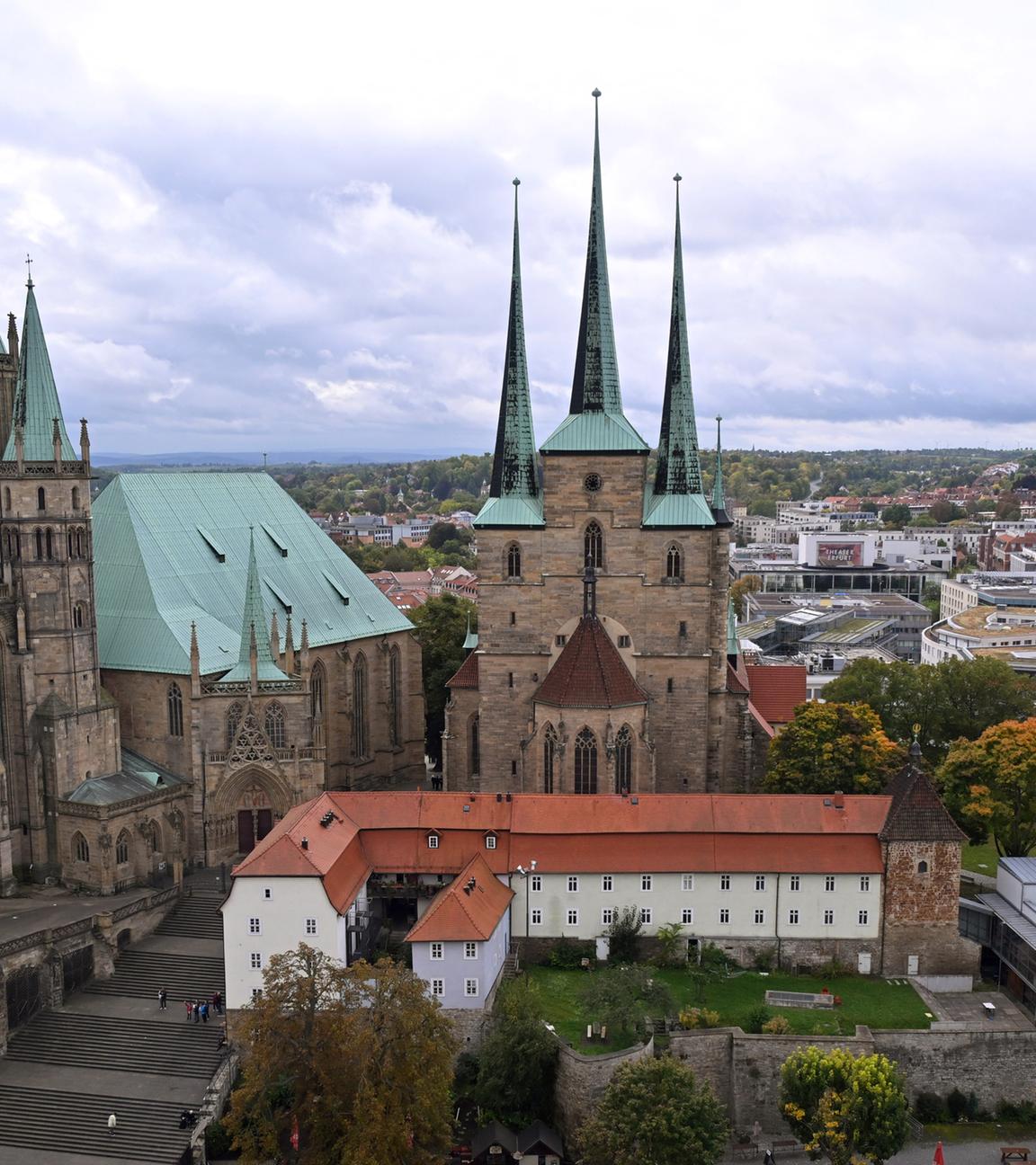 Thüringen, Erfurt: Herbstlich färbt sich das Laub der Bäume am Domberg mit dem Mariendom und der Severikirche.