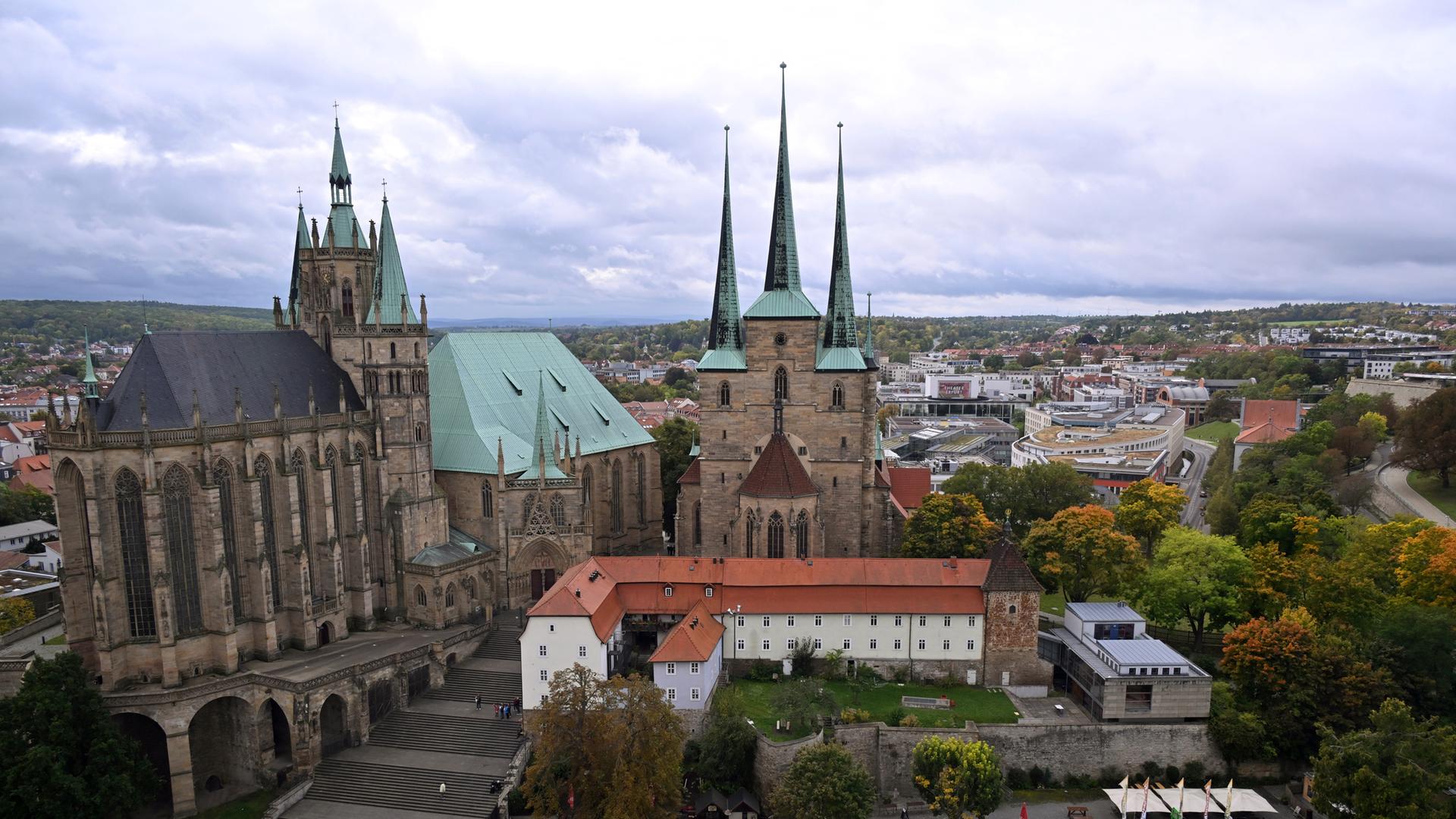 Thüringen, Erfurt: Herbstlich färbt sich das Laub der Bäume am Domberg mit dem Mariendom und der Severikirche.