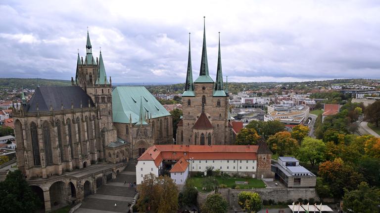 Thüringen, Erfurt: Herbstlich färbt sich das Laub der Bäume am Domberg mit dem Mariendom und der Severikirche.