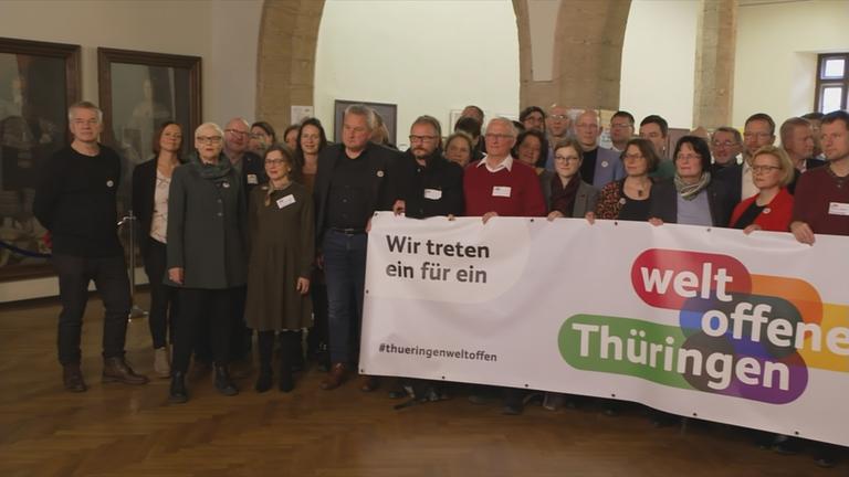 Auf dem Bild sieht man eine Demo in Thüringen gegen Rechts.