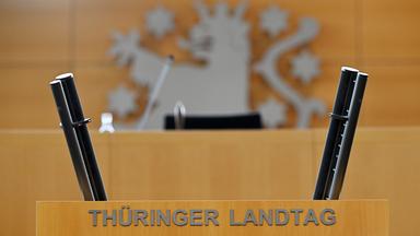 Blick auf das Rednerpult im Plenarsaal des Thüringer Landtags in Erfurt
