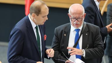  Thüringen, Erfurt: Jürgen Treutler (AfD, r), Alterspräsident des Landtags, und Torben Braga, parlamentarischer Geschäftsführer der AfD-Fraktion, unterhalten sich während der konstituierenden Sitzung des Thüringer Landtags.