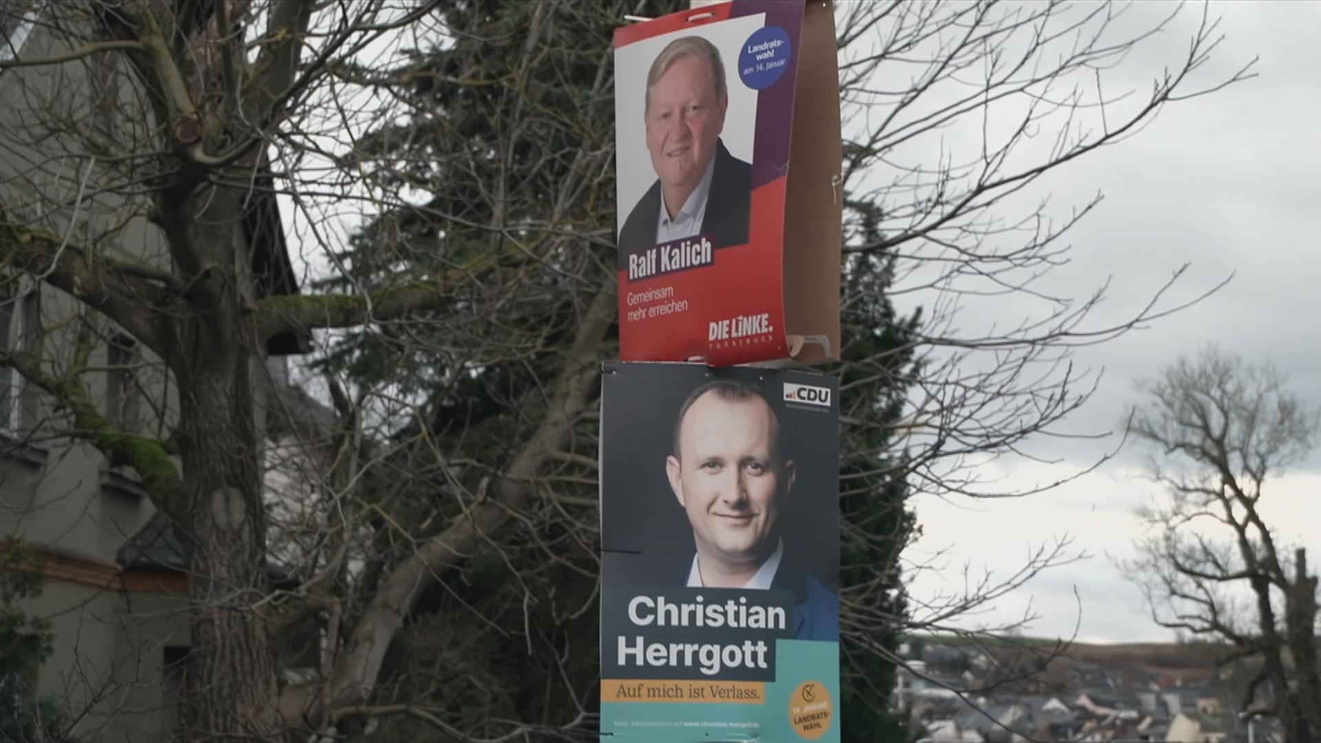 Auf dem Bild sieht man Plakate auf denen Politiker abgebildet sind.
