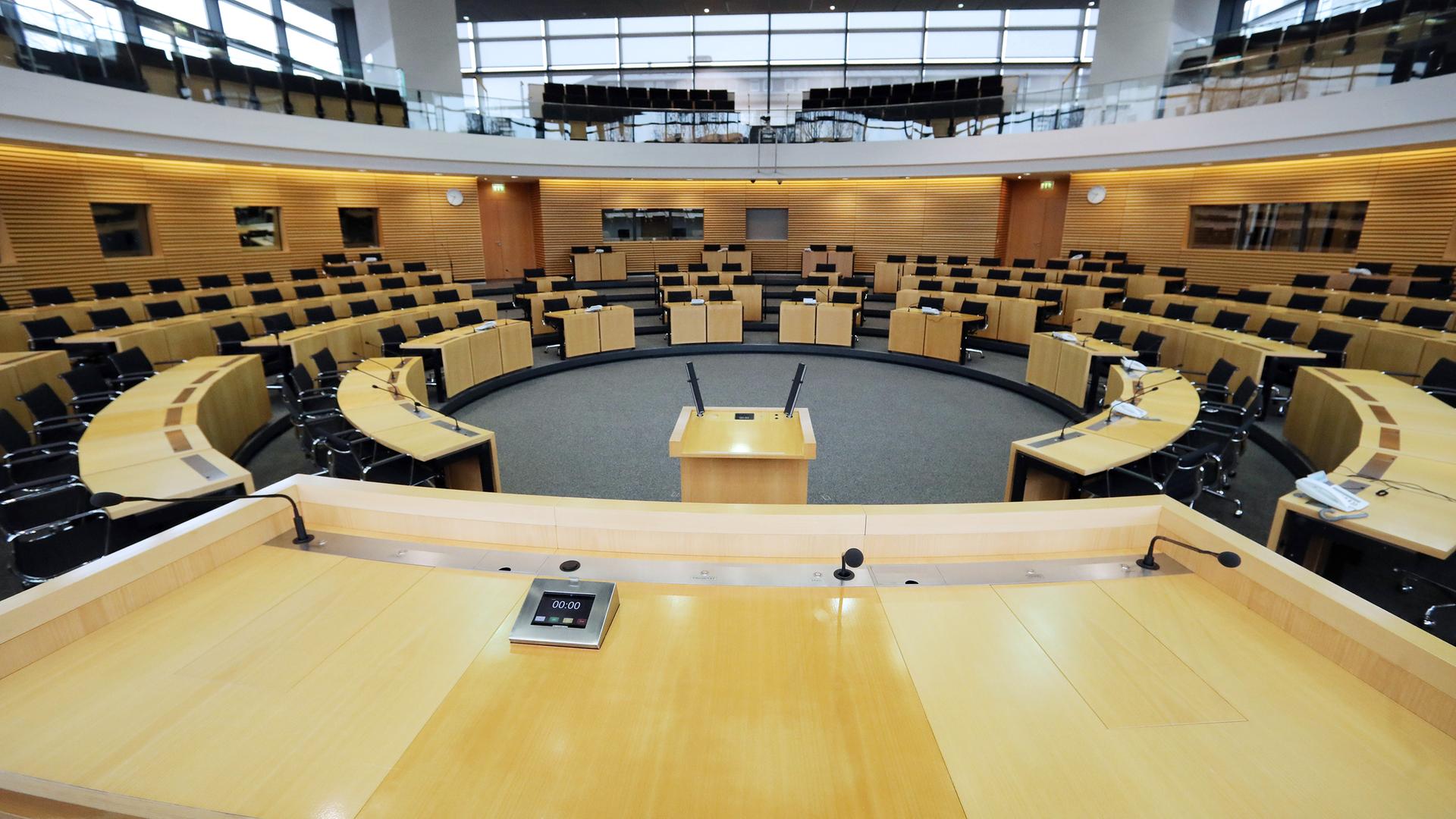 Blick in den leeren Plenarsaal des Landtages von Thüringen.