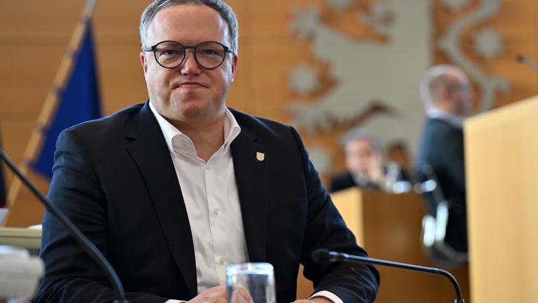 Mario Voigt (CDU), Ministerpräsident von Thüringen, zu Beginn der Sitzung des Thüringer Landtags im Plenarsaal.