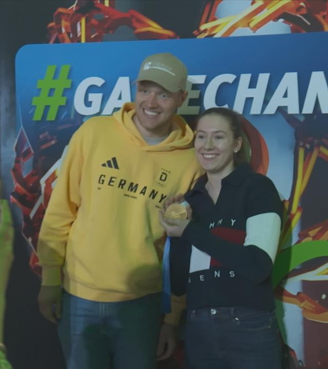 Felix Loch macht ein Bild mit einer Schülerin