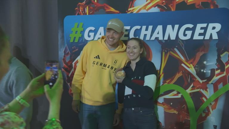 Felix Loch macht ein Bild mit einer Schülerin