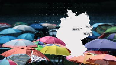 Auf ein Foto von Sonnenschirmen ist eine Deutschlandkarte projiziert. Dort sind drei Orte mit den höchsten jemals gemessenen Temperaturen verortet: Möckern-Drewitz, Neißemünde-Coschen und Bad Muskau.