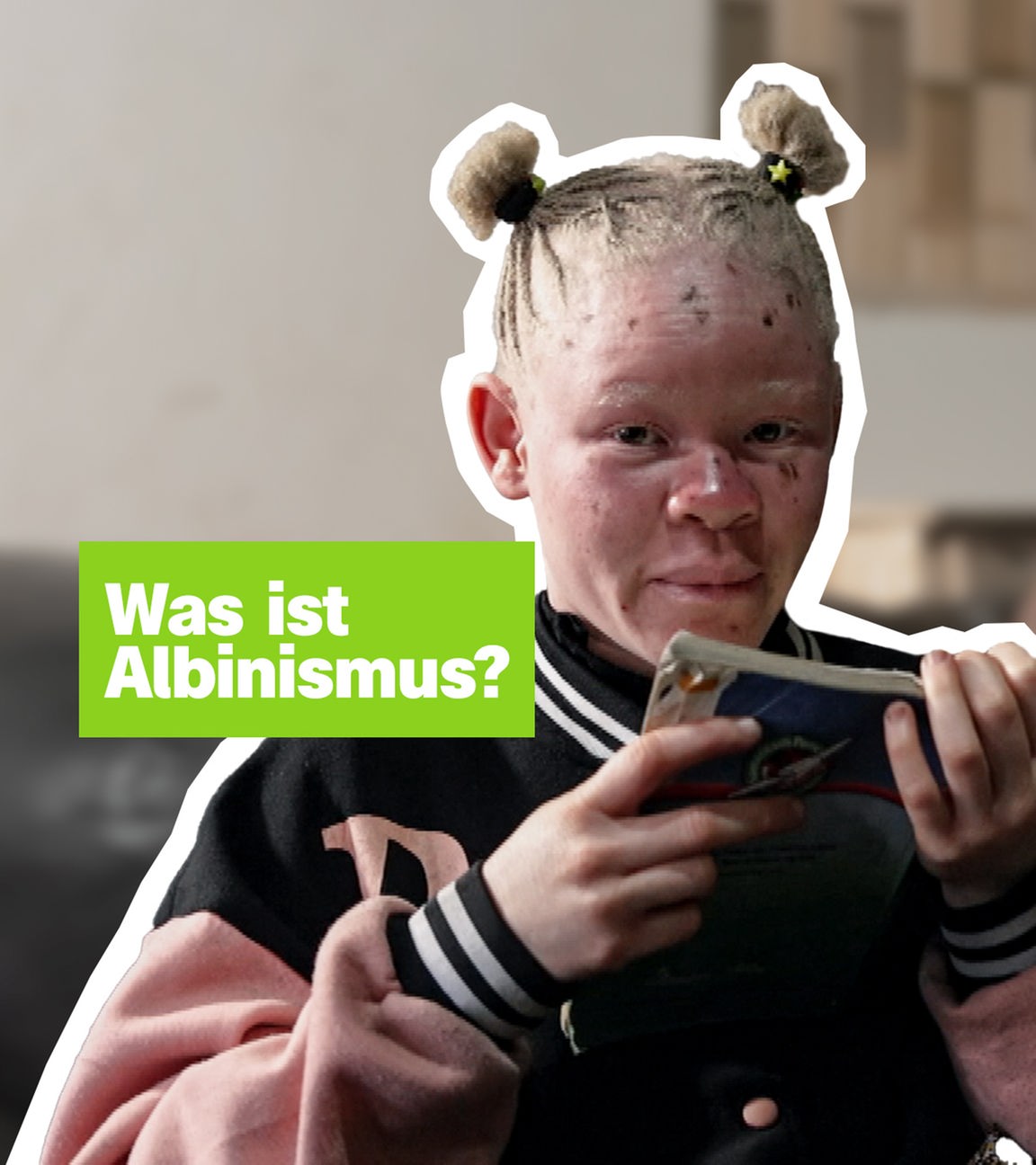 Portrait Kind mit Albinismus-Erkrankung  - darauf Schrift: Was ist Albinismus?