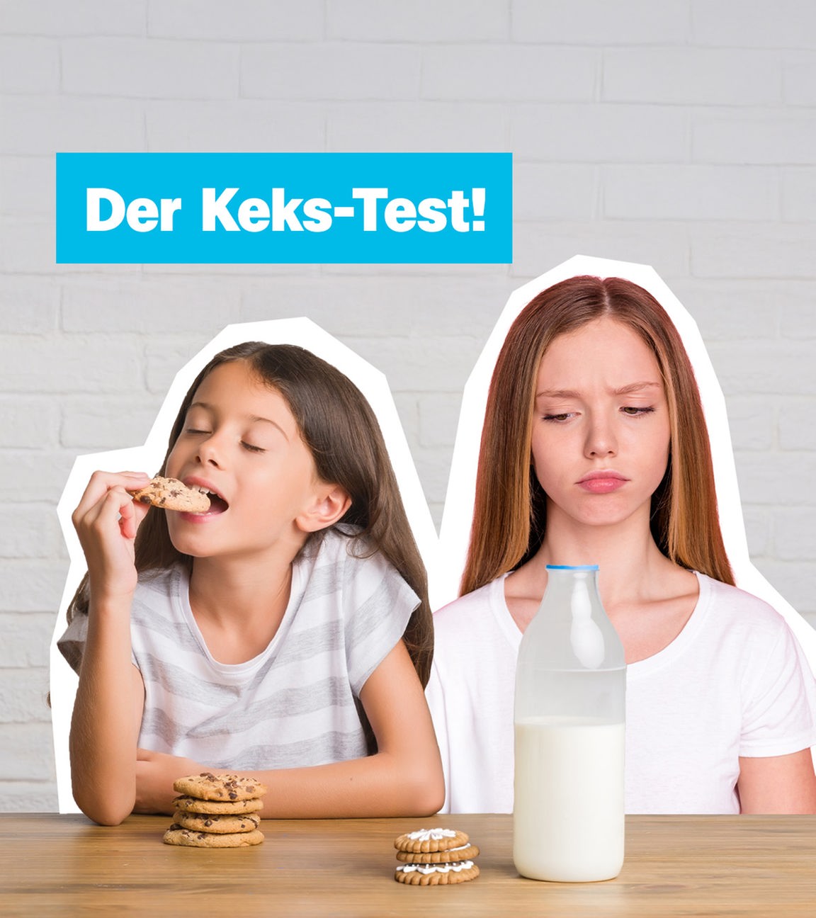 Ein Mädchen isst einen Keks, ein anderes guckt kritisch auf eine Flasche Milch. 