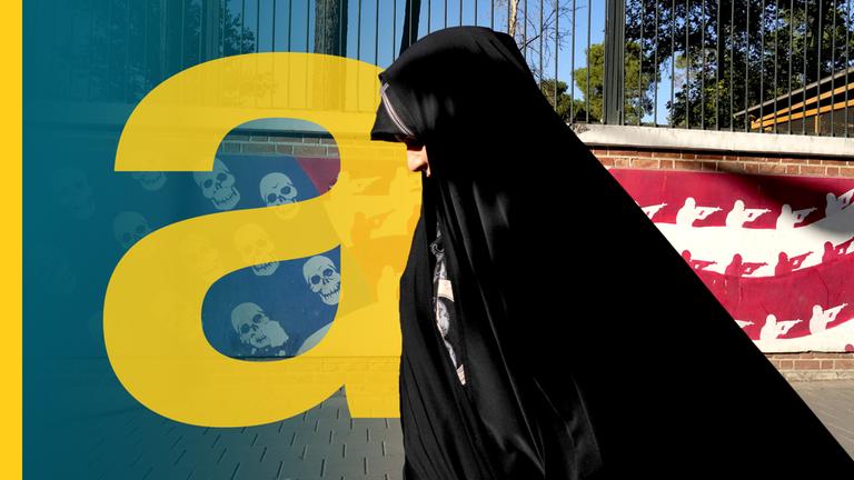 Iranische Frau läuft vor einer bemalten Wand mit Totenköpfen