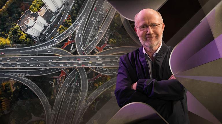 Harald Lesch steht vor Autobahnkreuz.