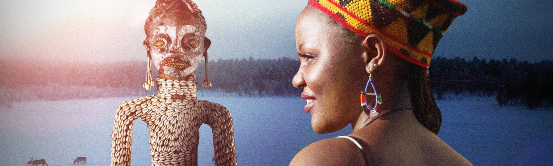 Seitliche Perspektive einer schwarzen Frau mit traditioneller Kopfbedeckung vor einer verschneiten Landschaft mit Rentieren. Neben ihr eine Skulptur mit Ornamenten. 
