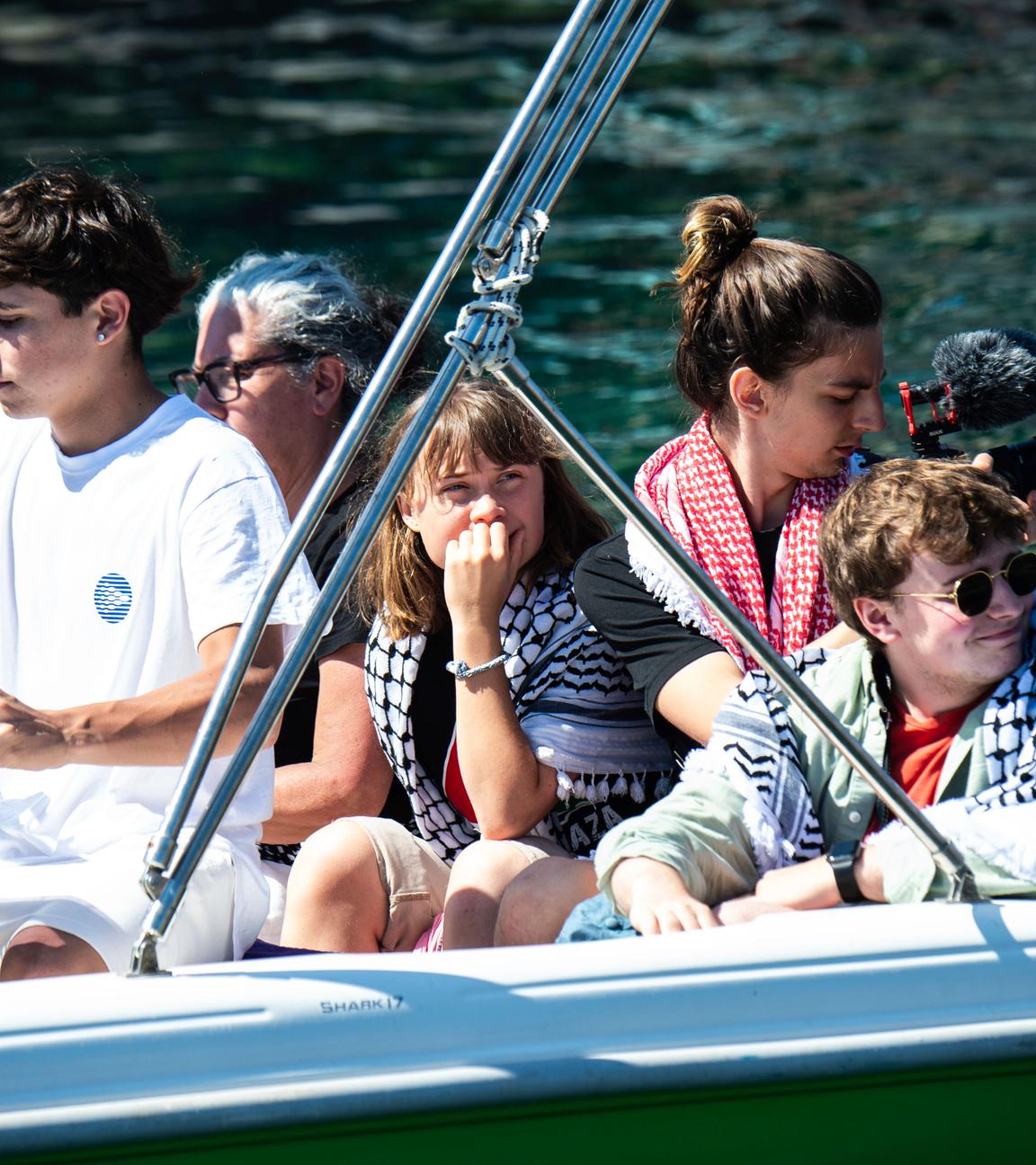 Die Klimaaktivistin Greta Thunberg (Mitte) wartet darauf, an Bord des Bootes Madleen zu gehen, bevor sie zusammen mit Aktivisten der Freedom Flotilla Coalition in Richtung Gaza aufbricht. 