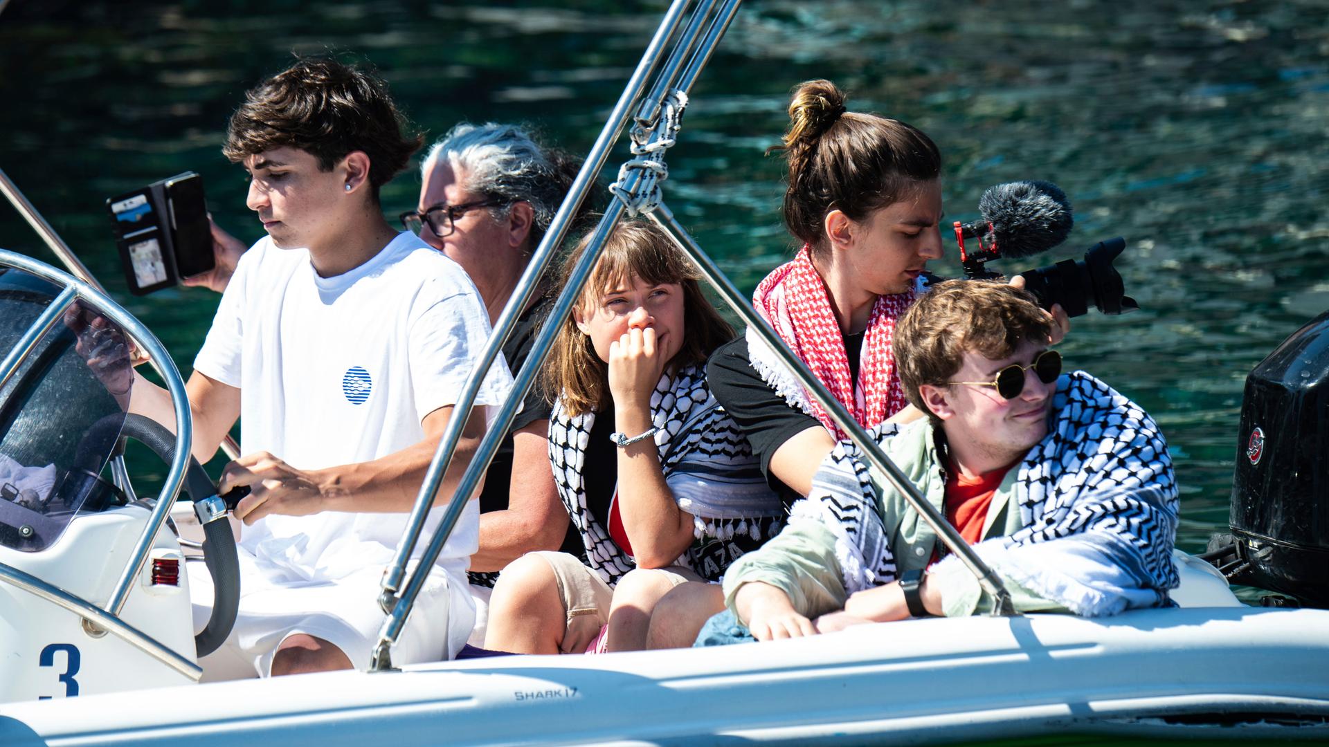 Die Klimaaktivistin Greta Thunberg (Mitte) wartet darauf, an Bord des Bootes Madleen zu gehen, bevor sie zusammen mit Aktivisten der Freedom Flotilla Coalition in Richtung Gaza aufbricht. 