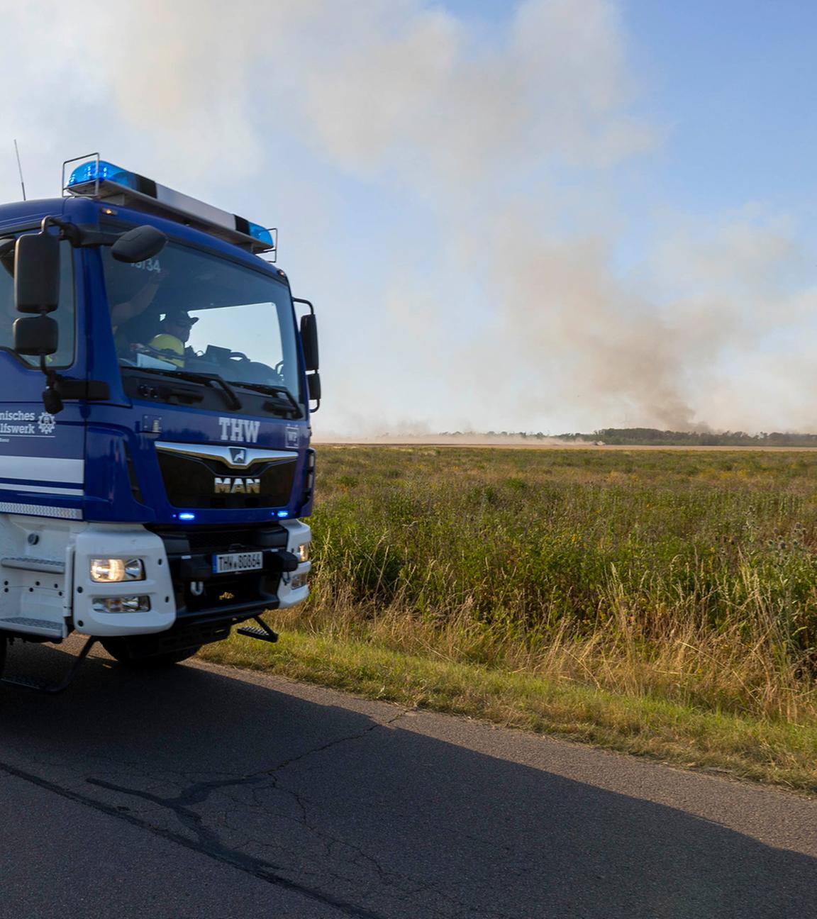 Das THW (Technisches Hilfswerk) unterstützt die Feuerwehr im Brandgebiet der bekannten Gohrischheide zwischen dem sächsischen Ort Zeithain und dem brandenburgischen Herzberg. 