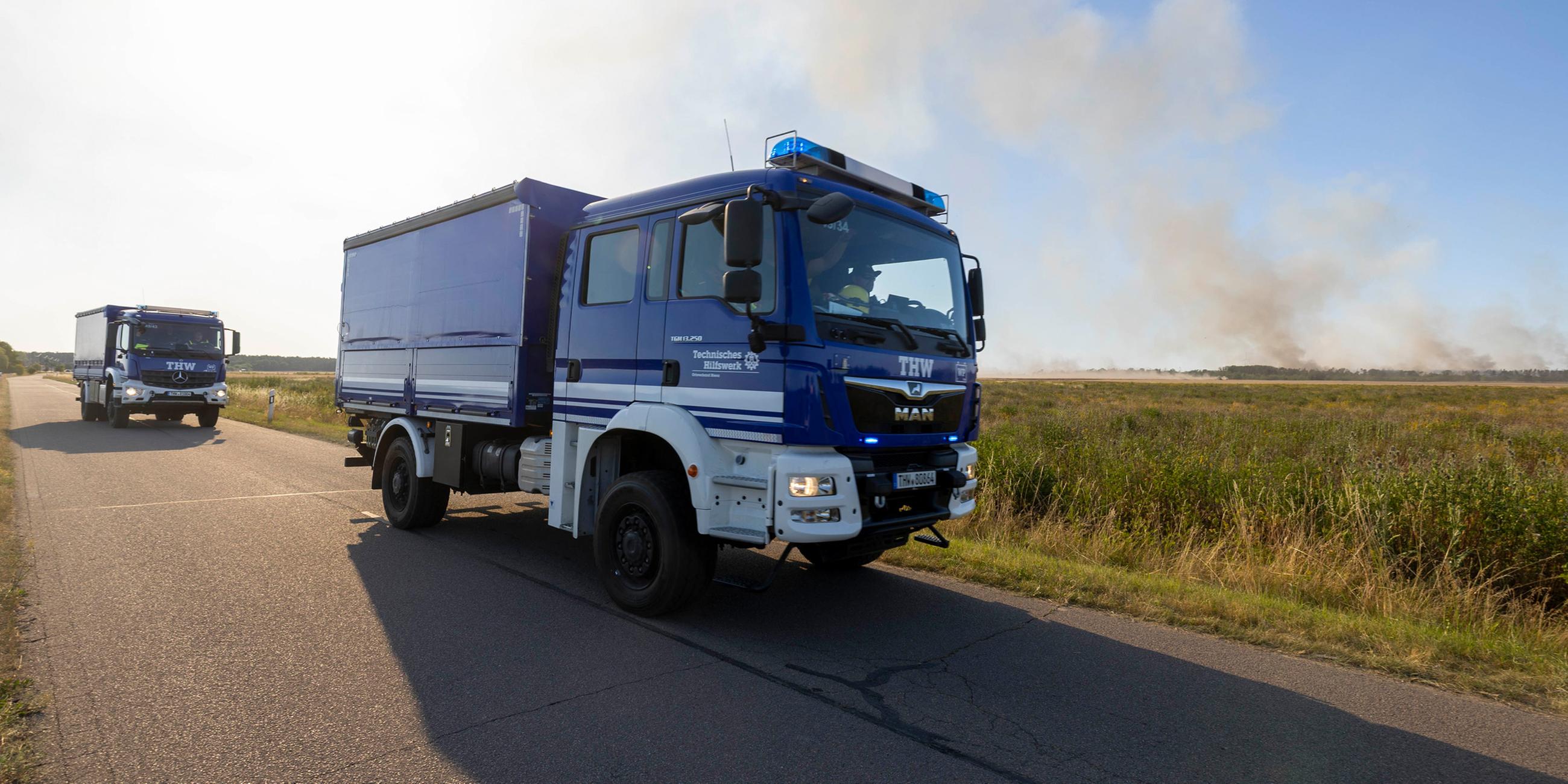 Das THW (Technisches Hilfswerk) unterstützt die Feuerwehr im Brandgebiet der bekannten Gohrischheide zwischen dem sächsischen Ort Zeithain und dem brandenburgischen Herzberg. 