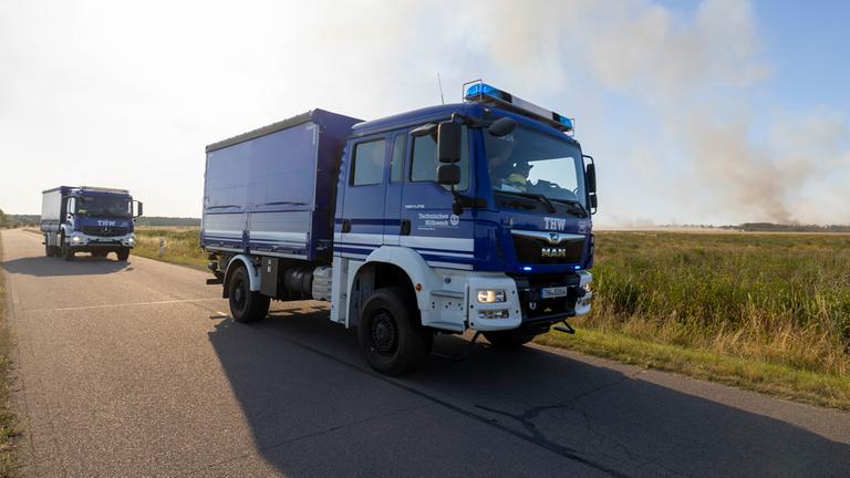 Das THW (Technisches Hilfswerk) unterstützt die Feuerwehr im Brandgebiet der bekannten Gohrischheide zwischen dem sächsischen Ort Zeithain und dem brandenburgischen Herzberg. 