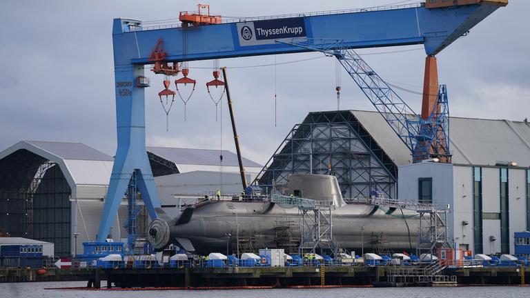 Schleswig-Holstein, Kiel: Ein im Bau befindliches U-Boot liegt in der Werft von ThyssenKrupp Marine Systems in Kiel.