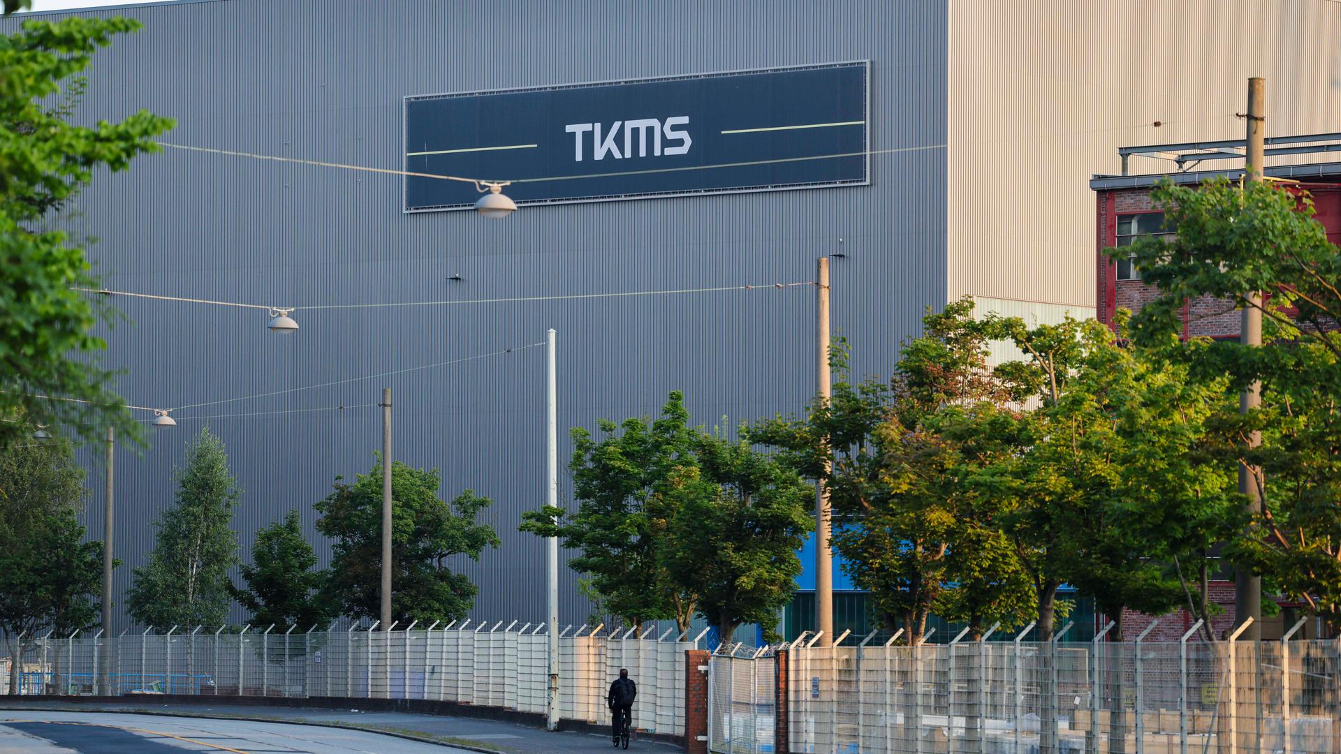Die Sonne scheint auf die Schiffbauhalle von Thyssenkrupp Marine Systems (TKMS). 