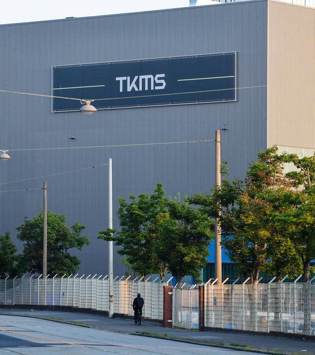 Die Sonne scheint auf die Schiffbauhalle von Thyssenkrupp Marine Systems (TKMS). 