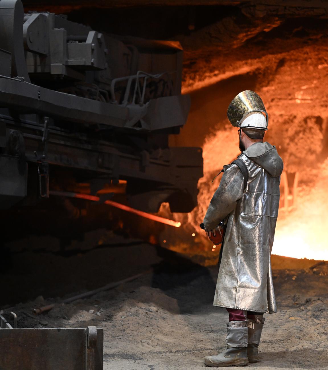 Ein Stahlarbeiter steht an einem Hochofen von Thyssenkrupp Steel.