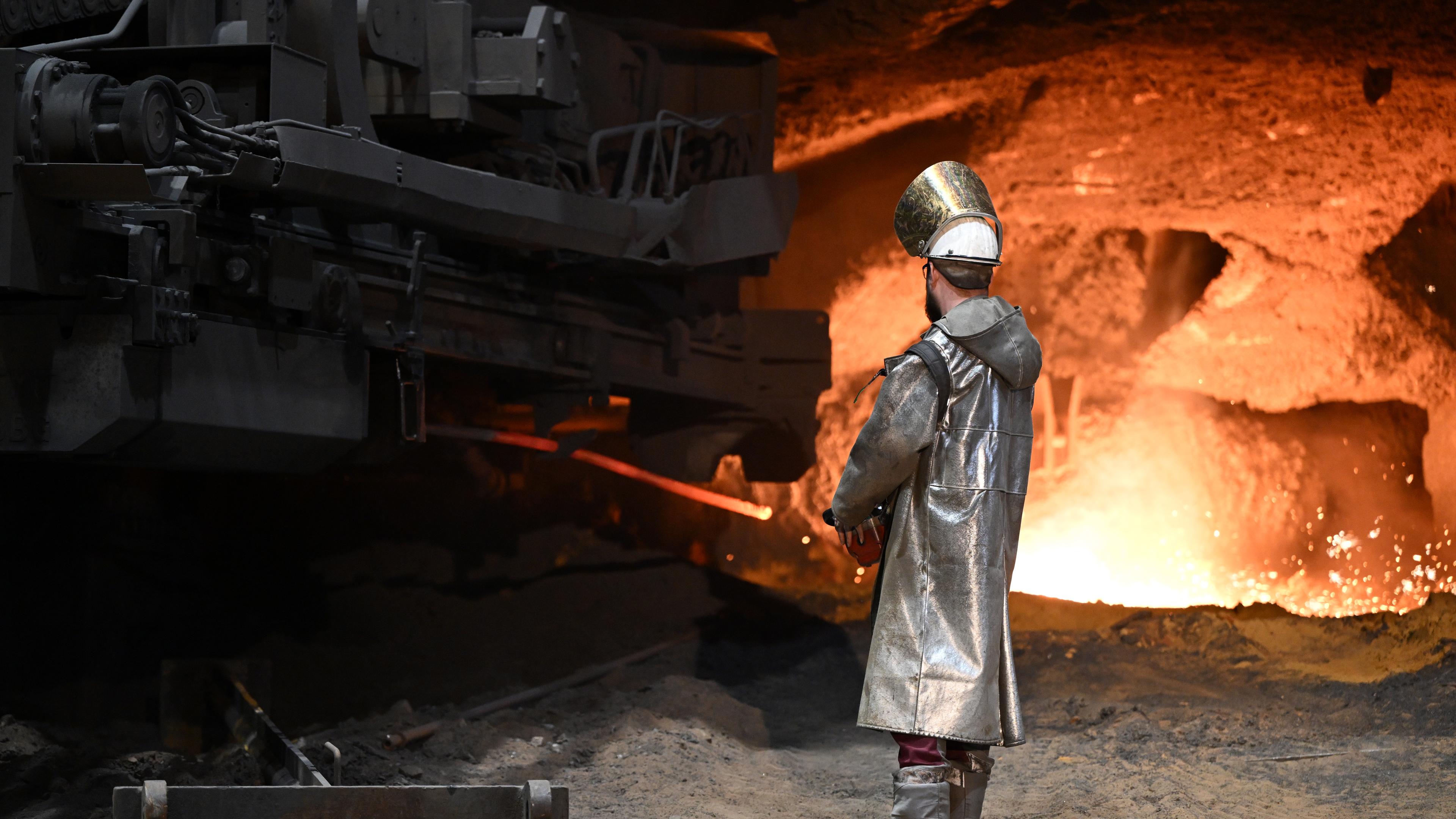 Ein Stahlarbeiter steht an einem Hochofen von Thyssenkrupp Steel.