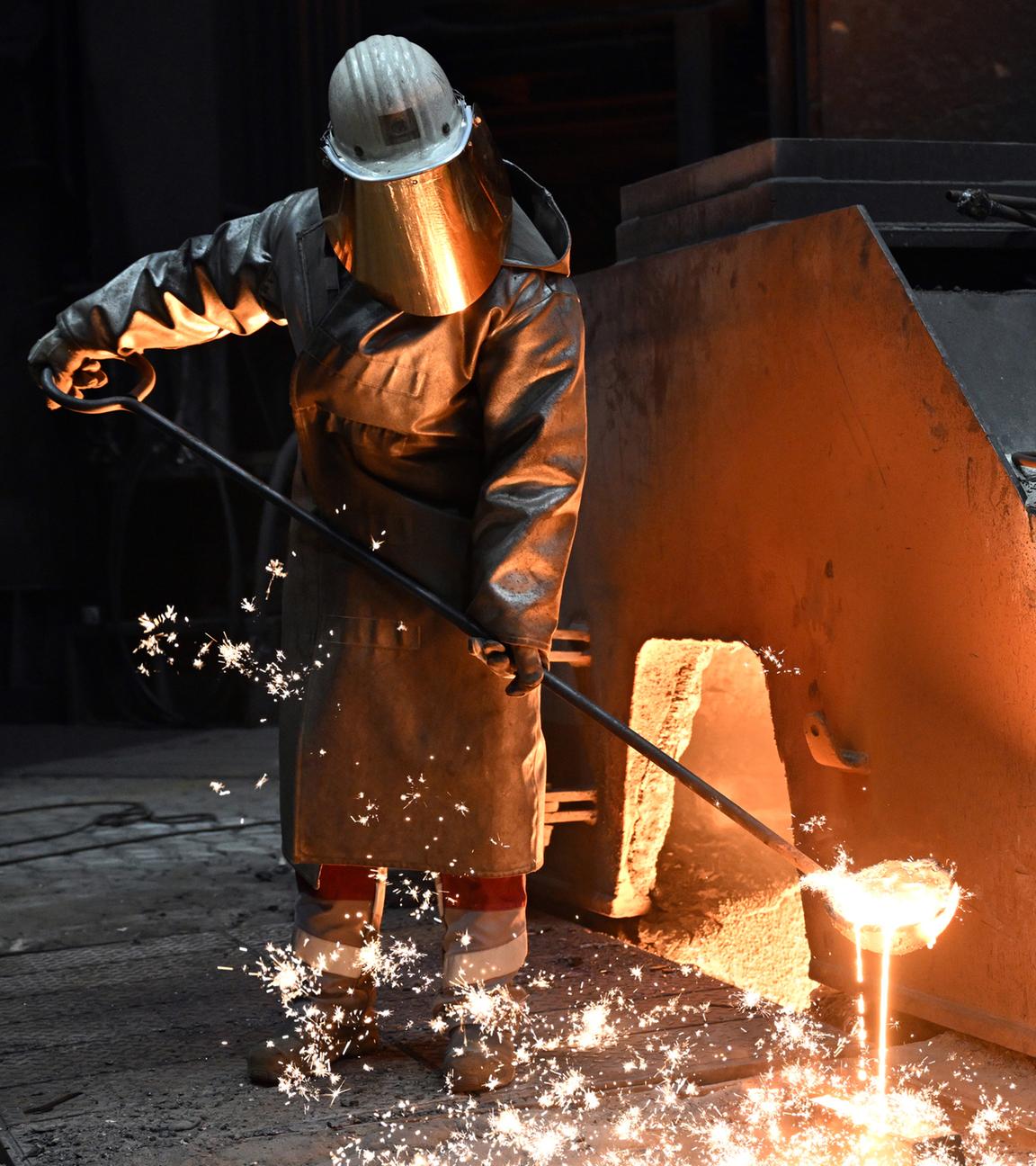 Ein Stahlarbeiter steht an einem Hochofen von Thyssenkrupp Steel.