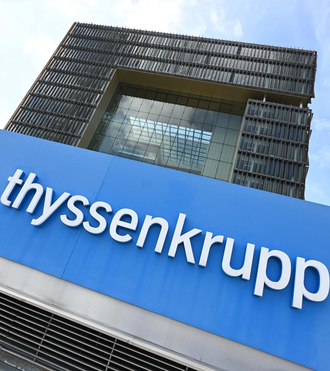 Das Logo von Thyssenkrupp ist vor dem Gebäude der Firma zu sehen.