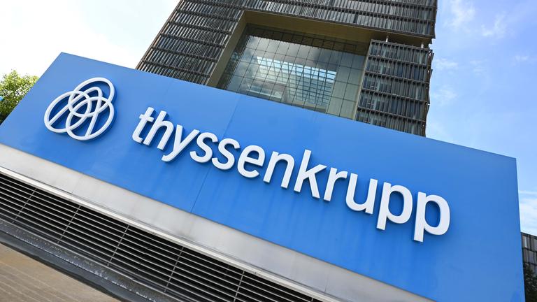 Das Logo von Thyssenkrupp ist vor dem Gebäude der Firma zu sehen.