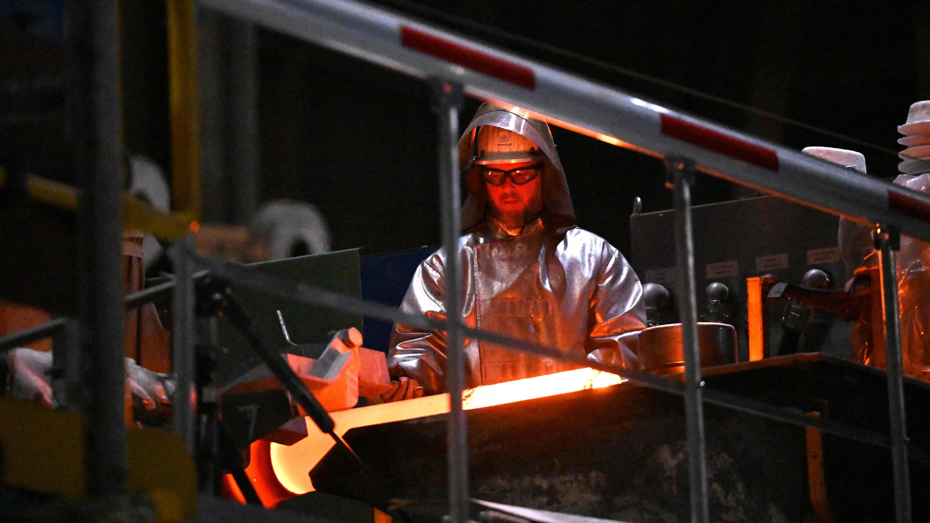 Ein Mitarbeiter arbeitet an der neuen Stranggießanlage für Brammen im Thyssenkrupp-Stahlwerk in Duisburg.