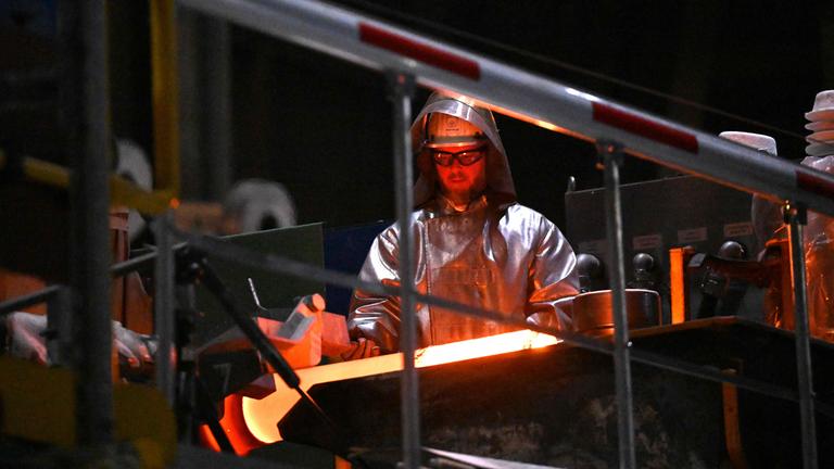 Ein Mitarbeiter arbeitet an der neuen Stranggießanlage für Brammen im Thyssenkrupp-Stahlwerk in Duisburg.